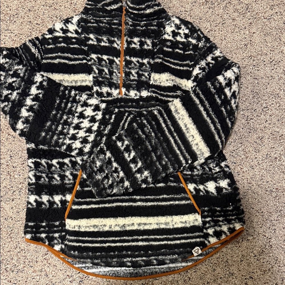 Cozy Black and orange womens Pullover sherpa - Picture 6 of 8